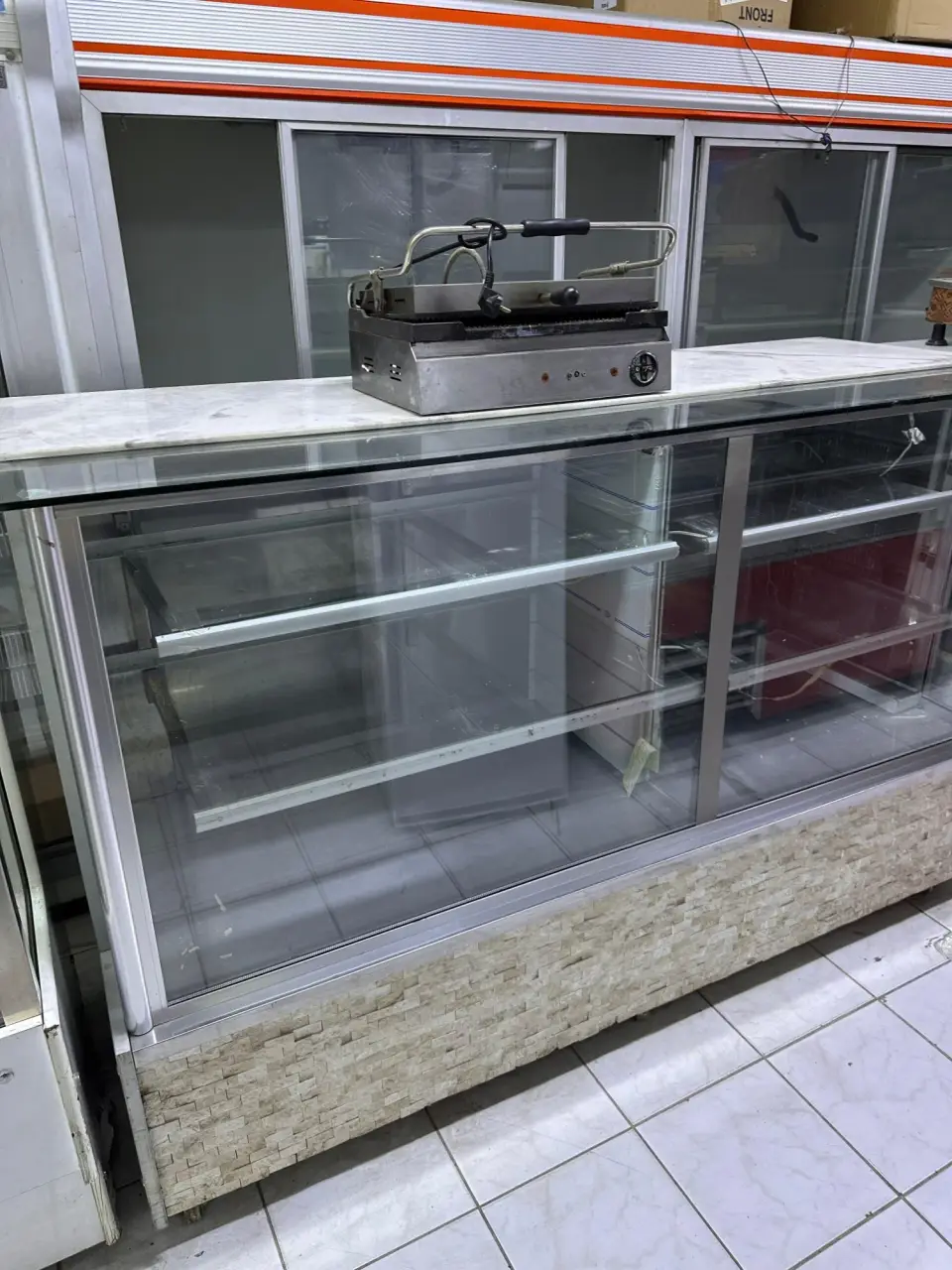2 METRE (200 CM) İKİNCİ EL TEŞHİR / VİTRİN DOLABI (40 CM NÖTR ALANLI), fotoğraf 3