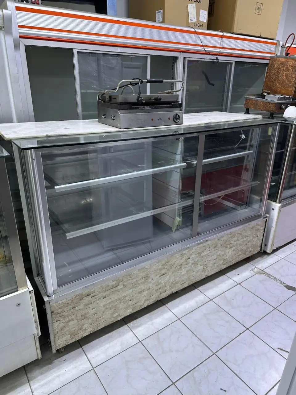 2 METRE (200 CM) İKİNCİ EL TEŞHİR / VİTRİN DOLABI (40 CM NÖTR ALANLI)