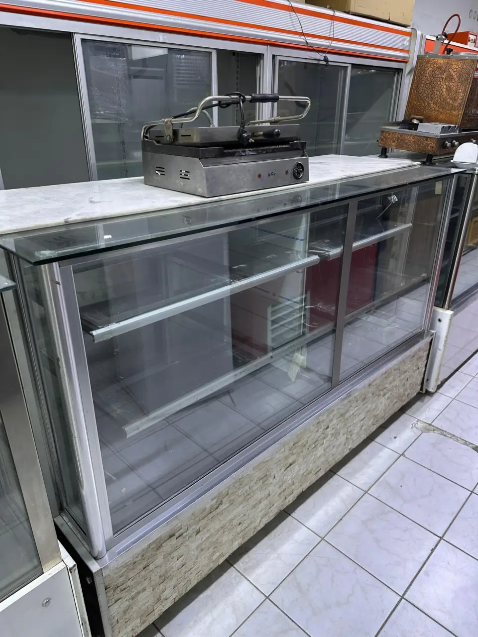2 METRE (200 CM) İKİNCİ EL TEŞHİR / VİTRİN DOLABI (40 CM NÖTR ALANLI), fotoğraf 2